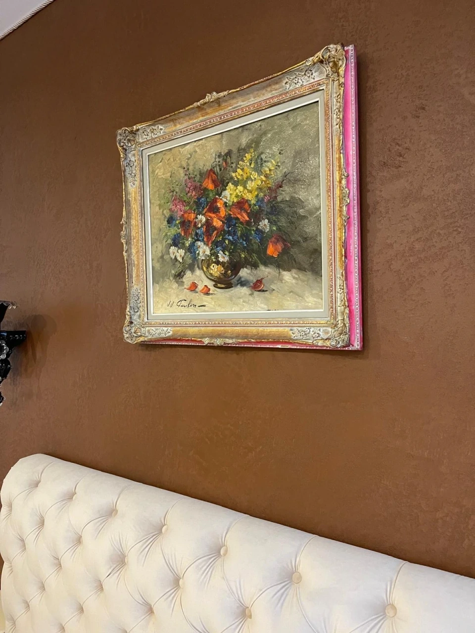 Wall art and bright interior detail in the White Room at Lustforlife